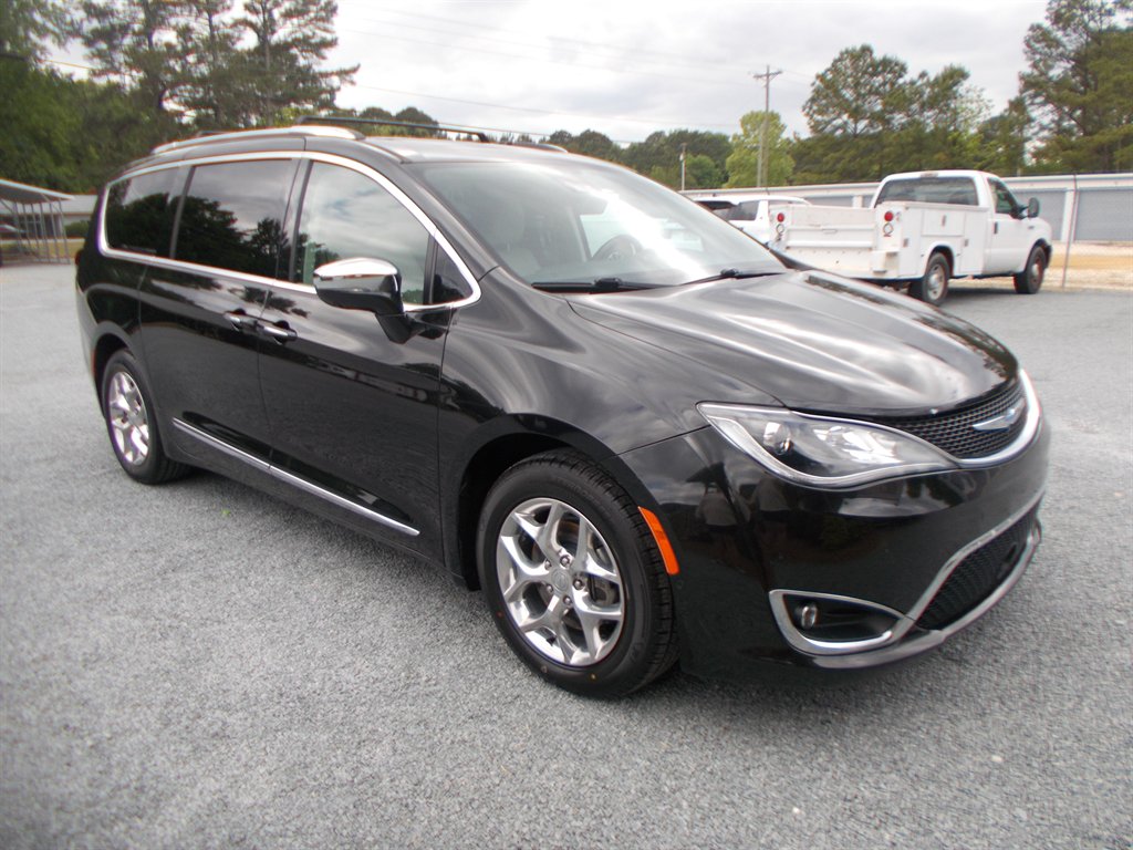 2018 Chrysler Pacifica Limited's photo