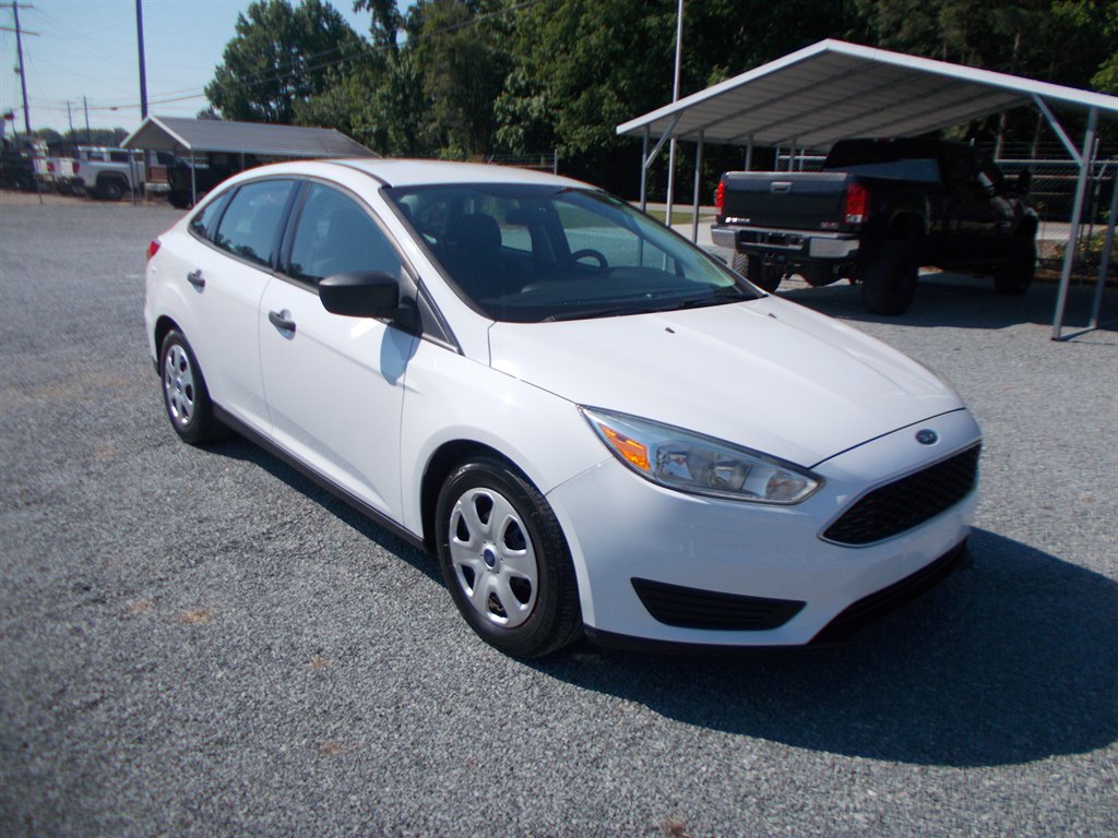 2017 Ford Focus Sedan S's photo